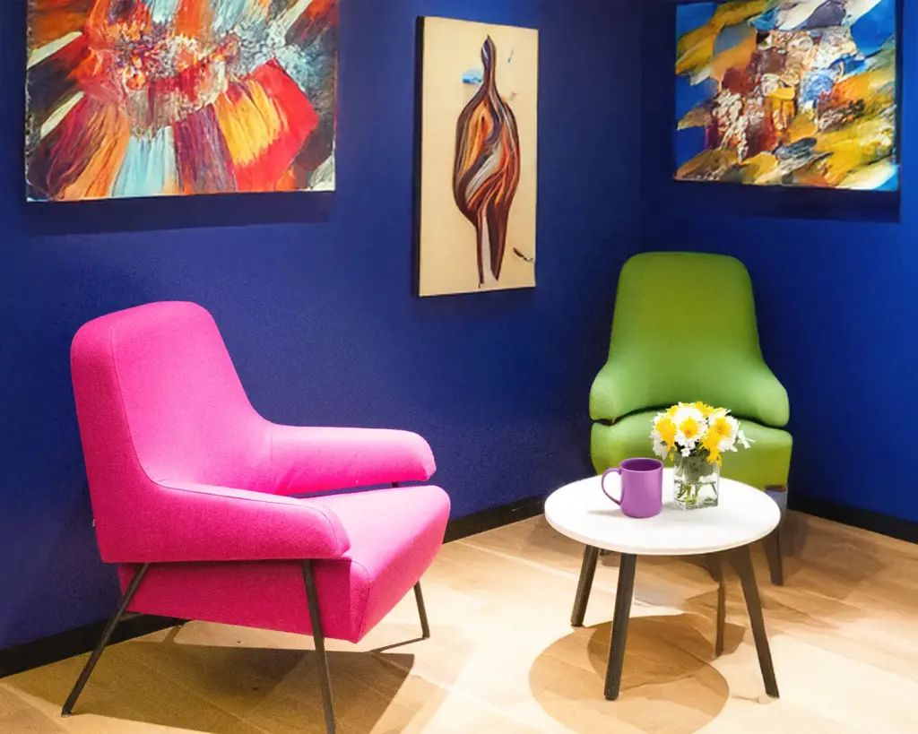 Kahvinurkkaus ja minitaidenäyttely Studio Lumon kauneuspalvelujen yhteydessä, asiakkaat nauttivat kuumaa juomaa ja taideteoksista.