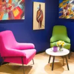 Kahvinurkkaus ja minitaidenäyttely Studio Lumon kauneuspalvelujen yhteydessä, asiakkaat nauttivat kuumaa juomaa ja taideteoksista.