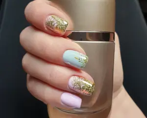 Koristeelliset ja trendikkäät kynnet Studio Lumon kauneuspalveluissa.