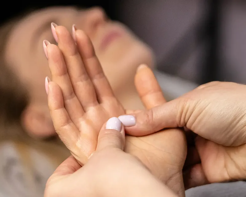 Nainen saa hemmottelevan käsihoidon Studio Lumon kauneuspalveluissa.