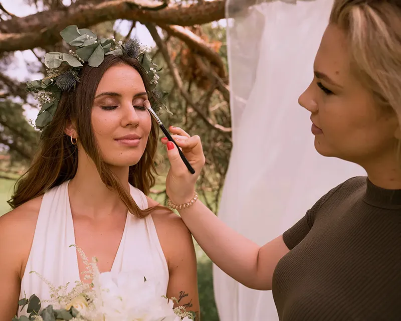 Morsian saa säihkyvän meikin Studio Lumon kauneuspalveluissa.